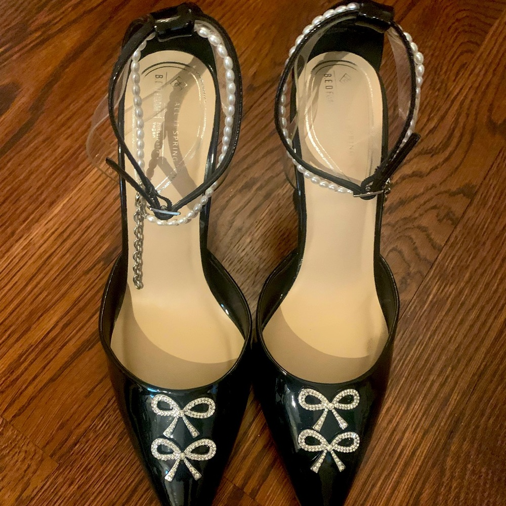 Shiny black heels vegan